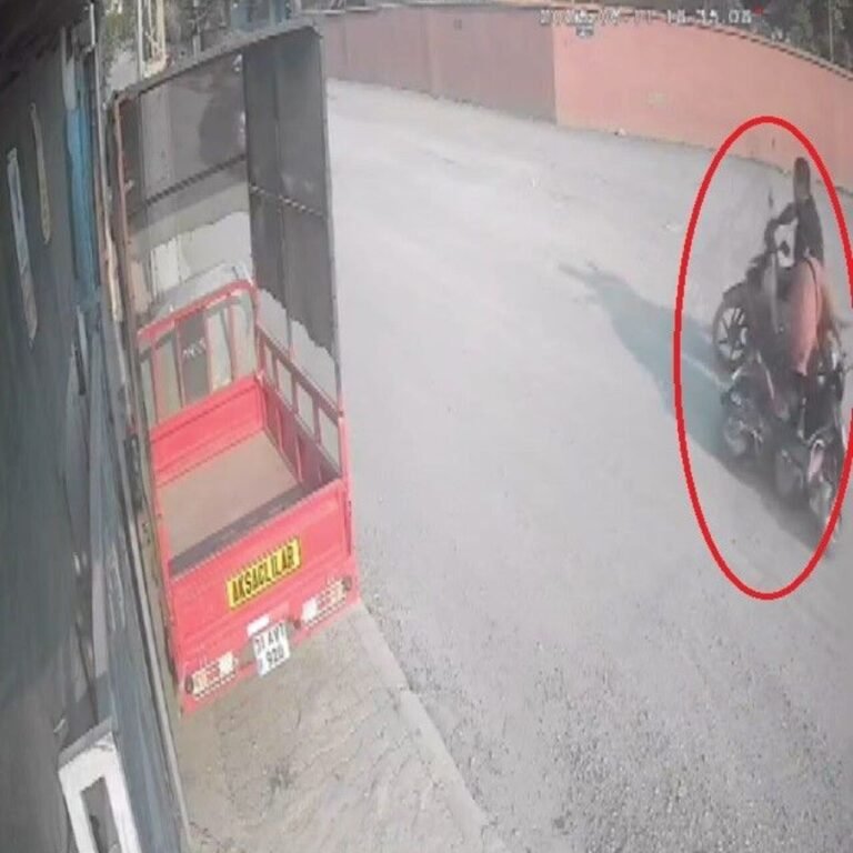 Motosikletten düştü, başka motosiklet çarptı!