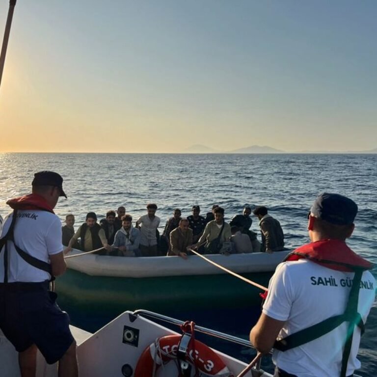 Muğla açıklarında 14 düzensiz göçmen kurtarıldı