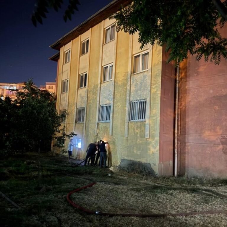 Polis lojmanında yangın: 13 kişi dumandan etkilendi