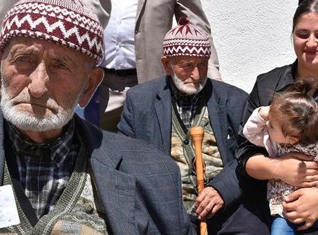 100 yaşına girdi ve torununun torunuyla pasta üfledi! İşte uzun yaşamın şaşırtıcı sırrı