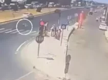 Otomobilin çarptığı yaya metrelerce savruldu