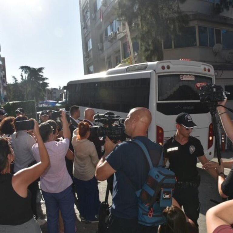 İzmir'deki şüpheliler sağlık kontrolünden geçti