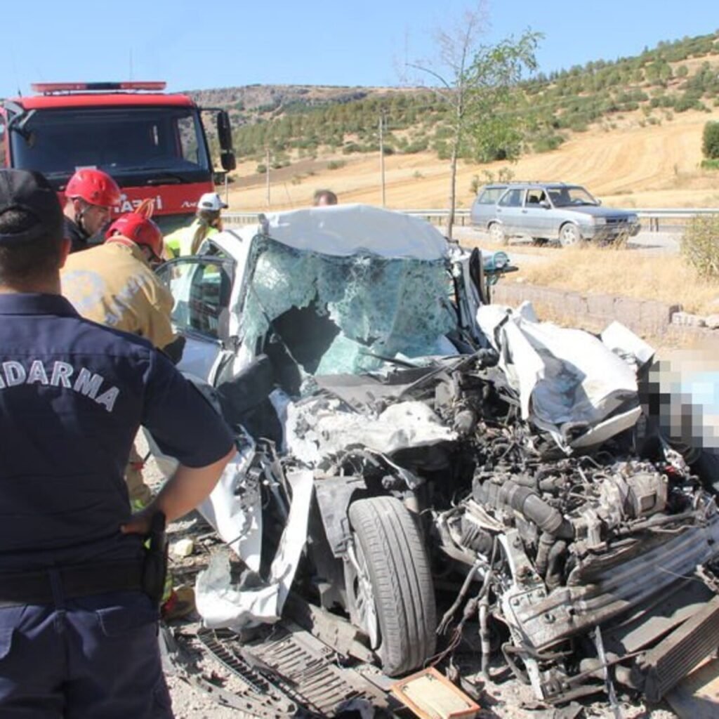 Manisa'da feci kaza! Baba ve 3 çocuğu hayatını kaybetti