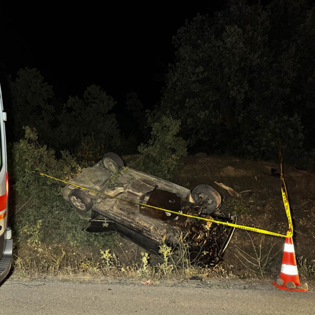 Otomobil şarampole devrildi: 1 ölü, 2 yaralı