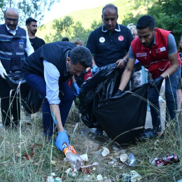 Vali Aygöl, temizlik kampanyasına katıldı