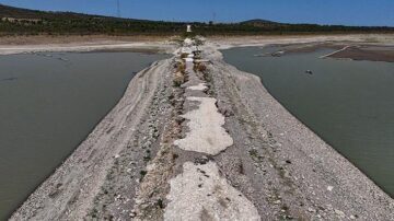 İzmir'de barajda su seviyesi düştü, eski İzmir-Çeşme kara yolu ortaya çıktı