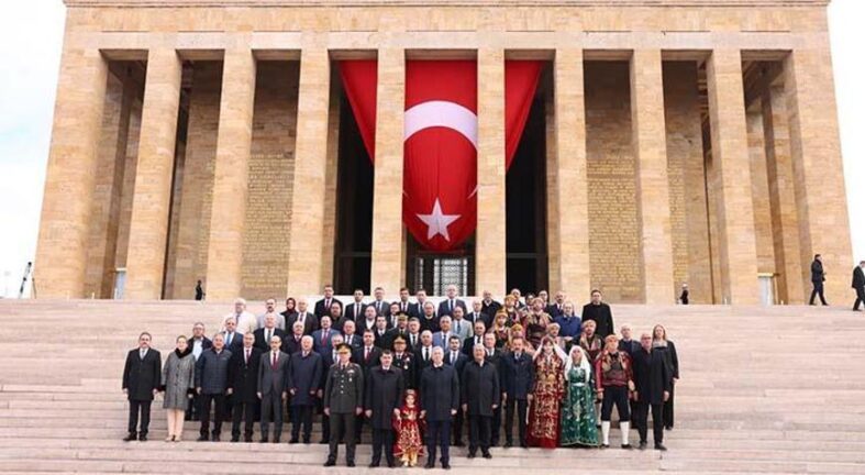 Vali Şahin, Ankara'nın başkent oluşunun 102. yılı dolayısıyla Anıtkabir'i ziyaret etti