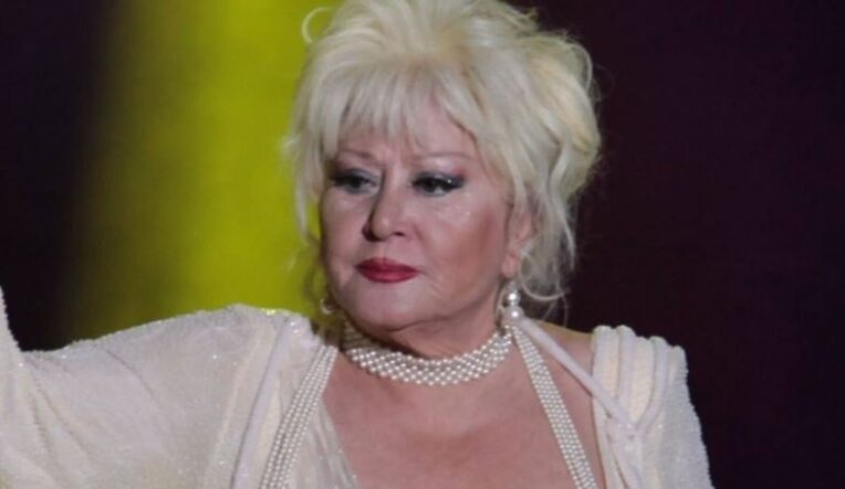 Ünlü sanatçı Muazzez Abacı kalp krizi geçirdi