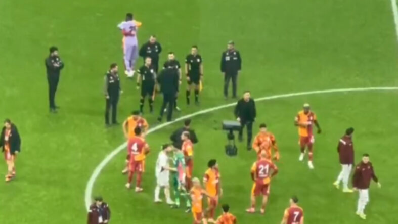 Okan Buruk, maç sonu hakemin elini sıkmadı