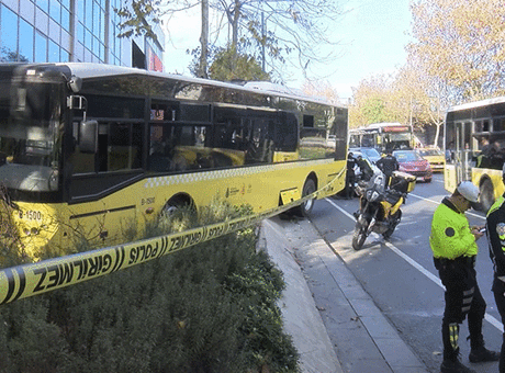 Beşiktaş'ta şoförünün kalp krizi geçirdiği İETT otobüsü kaza yaptı