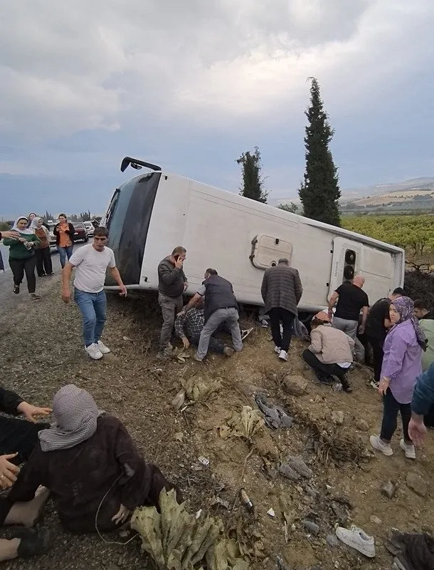 denizlide-katliam-gibi-kaza-midibus-devrildi-olu-ve-cok-sayida-yarali-var-1760889342281.jpeg