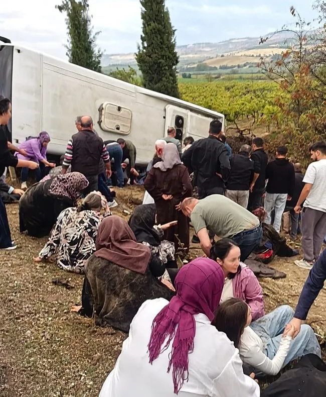 denizlide-katliam-gibi-kaza-midibus-devrildi-olu-ve-cok-sayida-yarali-var-1760889348804.jpeg
