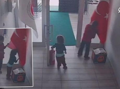 Görüntüler Şanlıurfa'dan! Kız kardeşlerin bayrak sevgisi yürekleri ısıttı