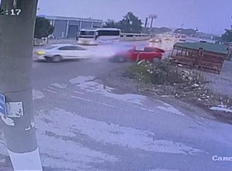 İzmir'deki feci kaza kamerada: 2 ölü, 4 yaralı
