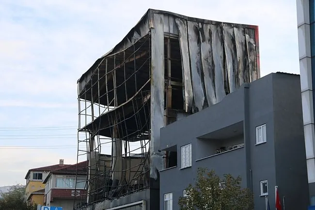 son-dakika-kocaeli-dilova-yangin-faciasi-turkiyeyi-yasa-bogmustu-olenler-son-yolcuguna-ugurlandi-11-kisi-gozal-1762688810257.jpeg (800×533)