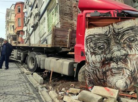 Beşiktaş'ta faciadan dönüldü! Yokuştan kayan TIR binanın duvarına çarptı