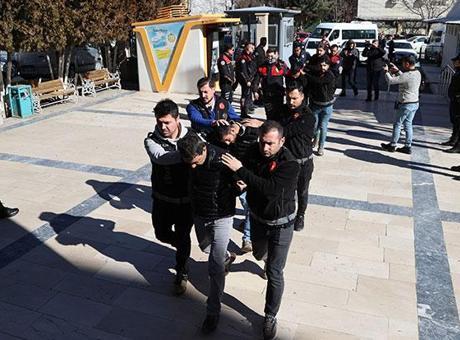 Kuyumcuda silahlı soygun! İzinli polisi ayağından vuran 6 şüpheli adliyeye sevk edildi